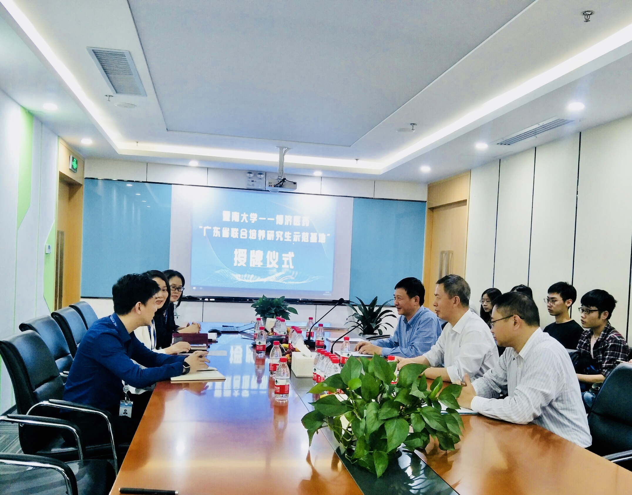 祝贺|人生就是博医药与暨南大学校企相助,共建省团结作育研究生树模基地